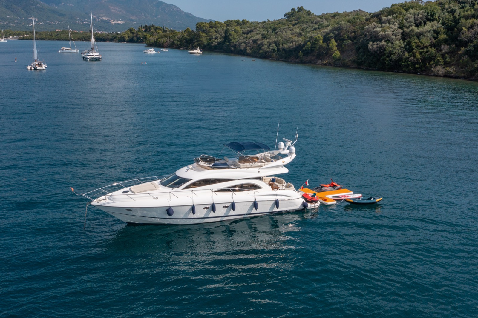 M/Y Tara mit Wassersport-Equipment in der Bucht von Kotor