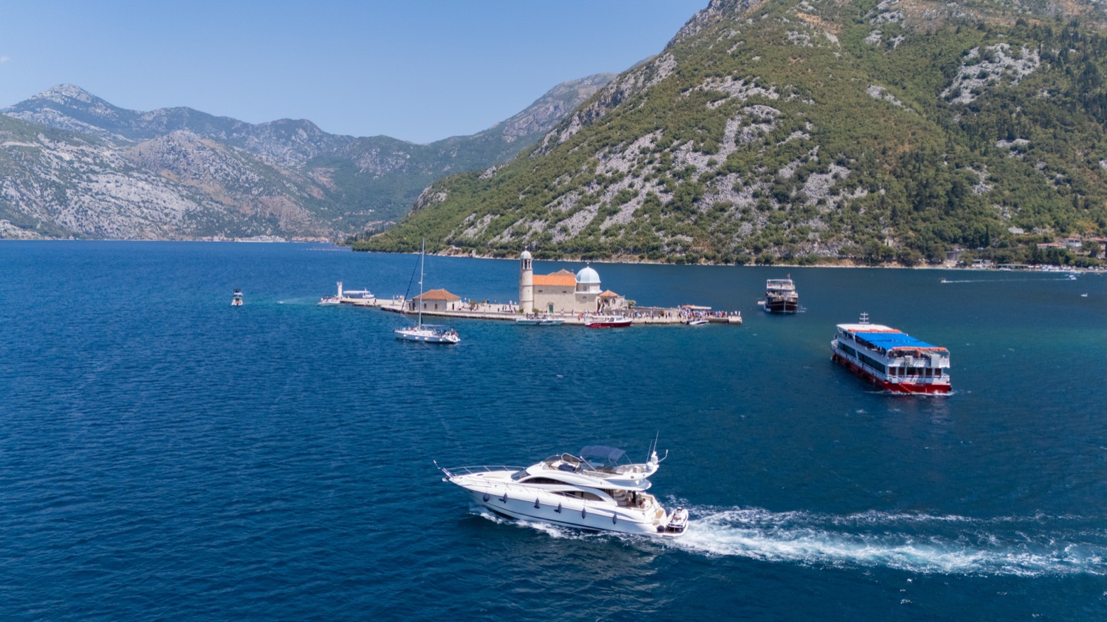 M/Y Tara in der Bucht von Kotor vor Our Lady of the Rocks